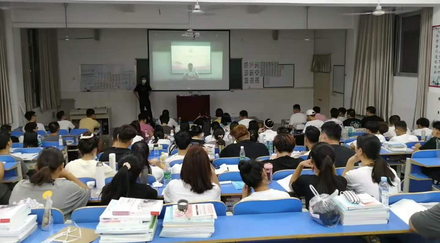 各班辅导员组织学生集中观看了梁祥祥同学先进事迹,并围绕"人人出彩